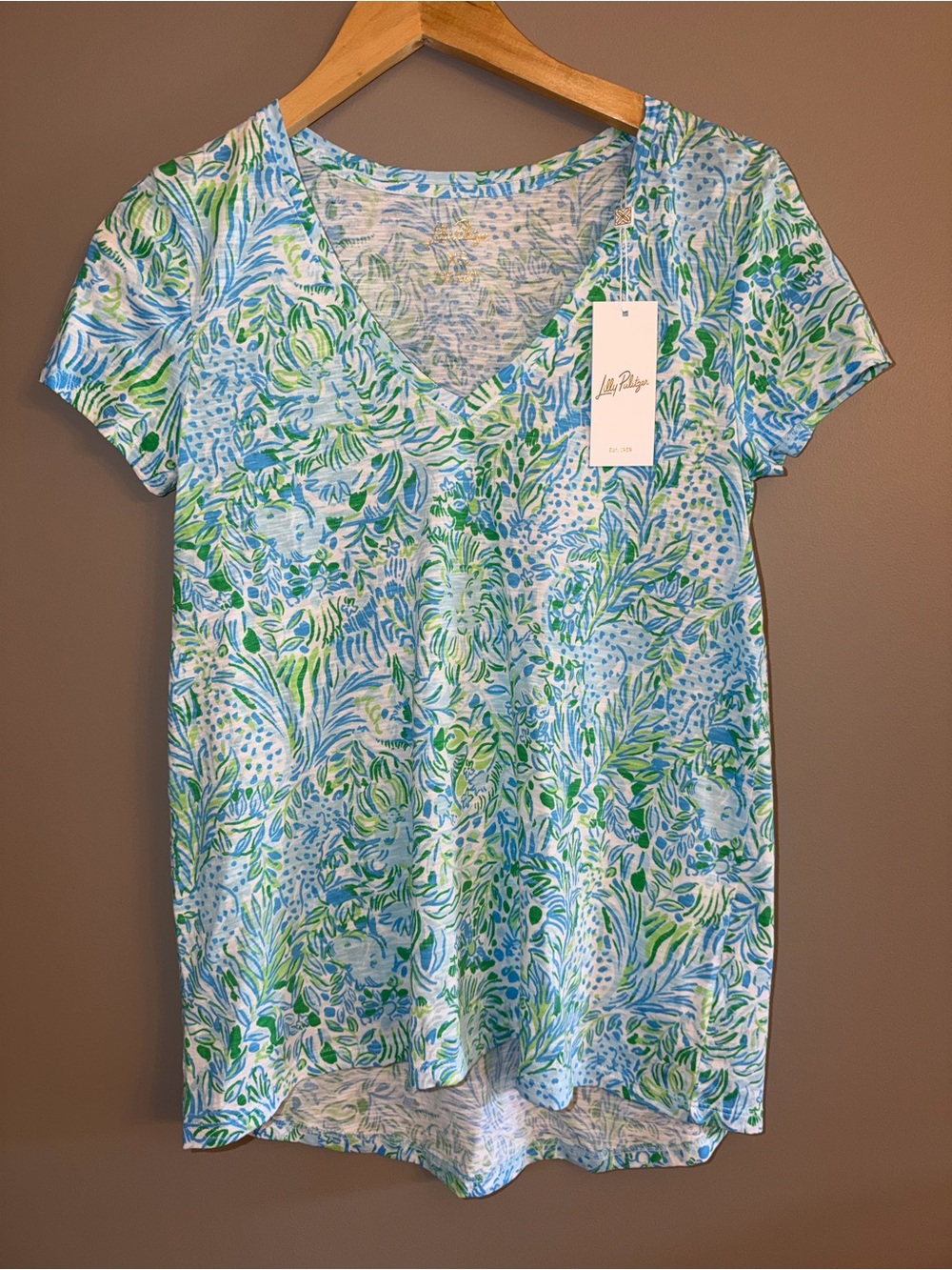 NWT Lilly Pulitzer Etta V-Neck Tee in Hydra Blue Dandy Lions – Size XS